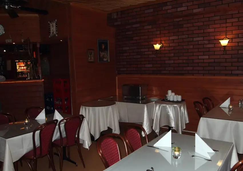 Restaurang Harnet – stämningsfull restaurangmiljö med dukade bord