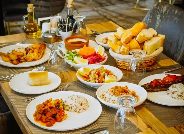 Eritreansk mat serverad på tallrik